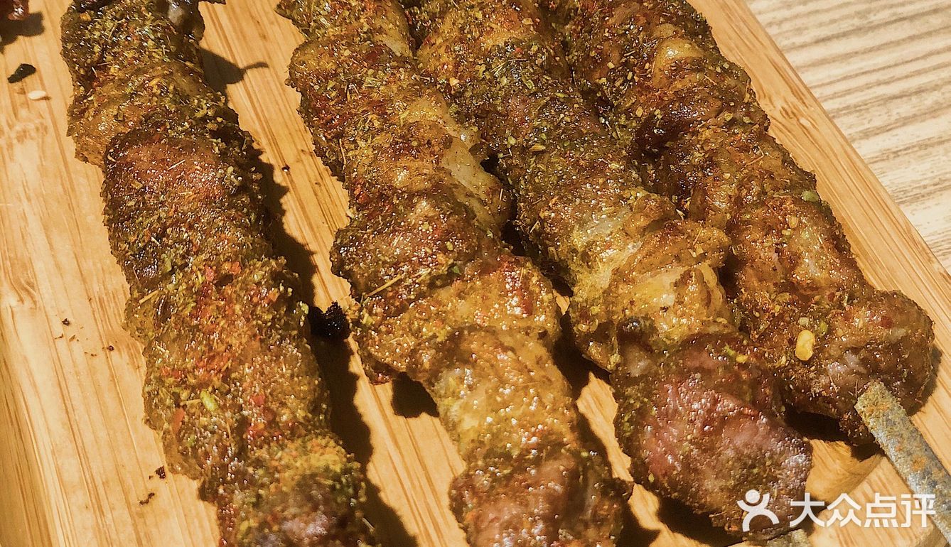 一口下去很满足 羊肉串羊肉串的肉很饱满，料足