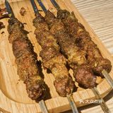 一口下去很满足 羊肉串羊肉串的肉很饱满，料足