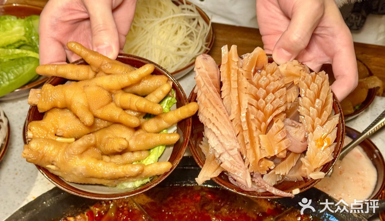 《成都排队王！这社区火锅凭啥让本地人狂炫？》