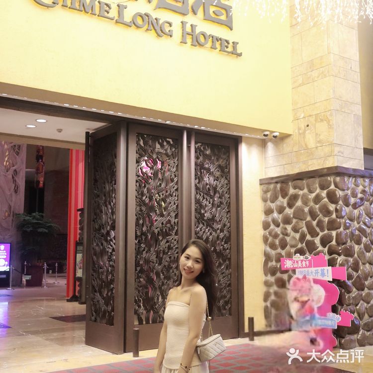 广州🐯娃在长隆白虎餐厅跟老虎用餐又幸福了