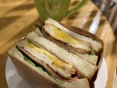 火腿鸡蛋三明治-百年朱苦拉咖啡(博物馆店)