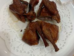 脆皮红烧乳鸽-山泉公馆酒家(珠江新城店)
