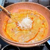 下饭一绝，鸡块肉质很嫩。版纳油呛毛肚酸酸辣辣麻麻的