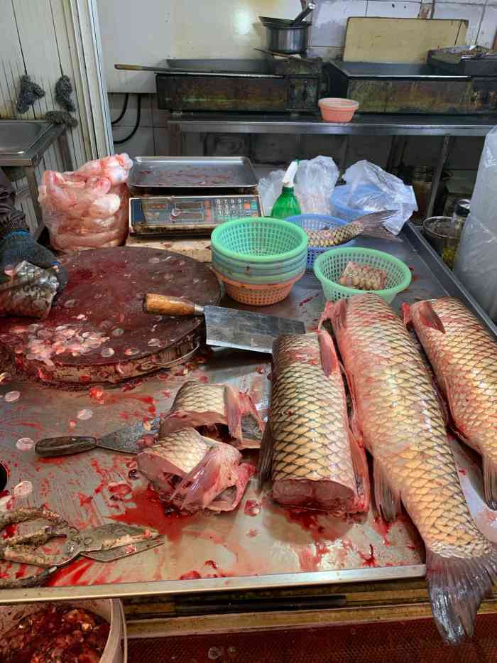 摊位在炸鸡柳摊位斜对面,张阿姨的爆鱼很新鲜,都是刚杀的活鱼.