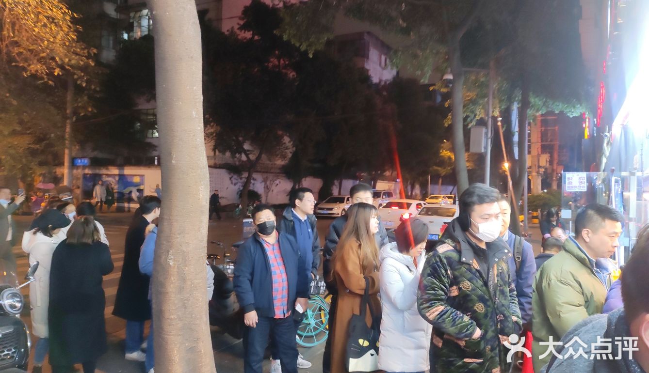 老牌子，真心就是巴适，看看十点过十一点过这个排队状况