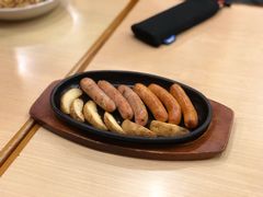 浇汁汉堡配香辣烤肠-萨莉亚意式餐厅(星海广场店)