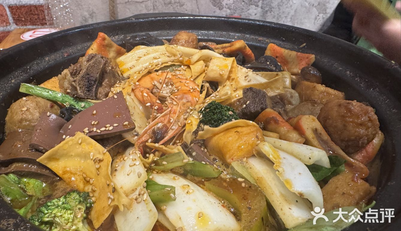 《王朴朴红油鸡公煲：味蕾与情怀的双重盛宴》 