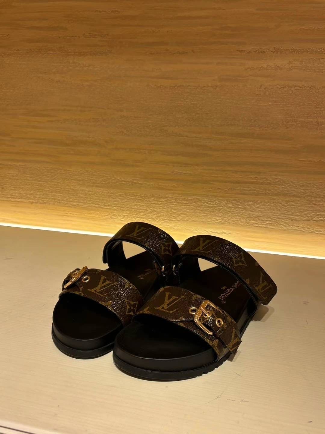 lv女款凉鞋