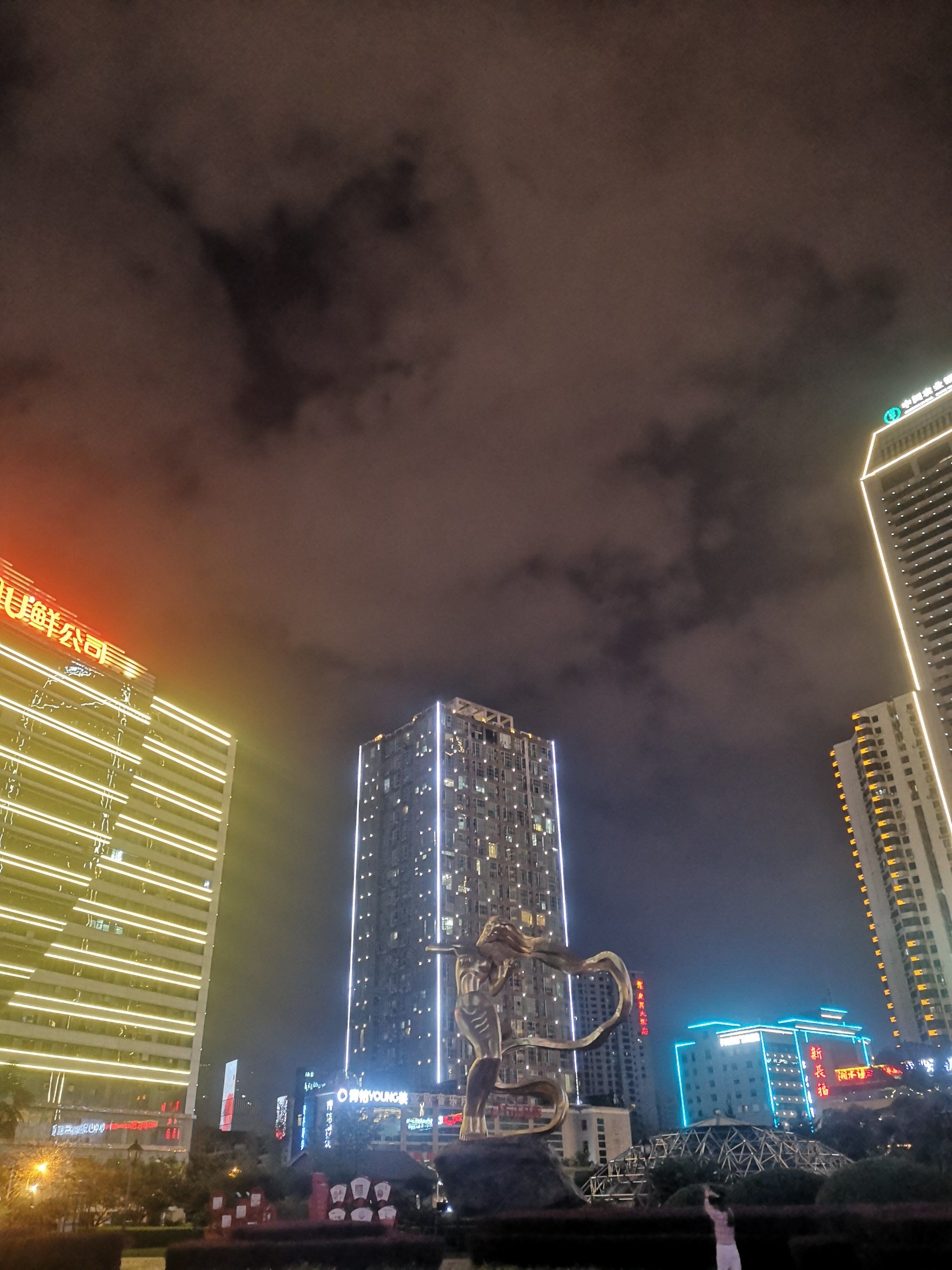 99长沙市中心一个地标广场,位于芙蓉路与五一路的交界处99最有名