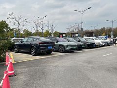 -奕欧来上海购物村停车场