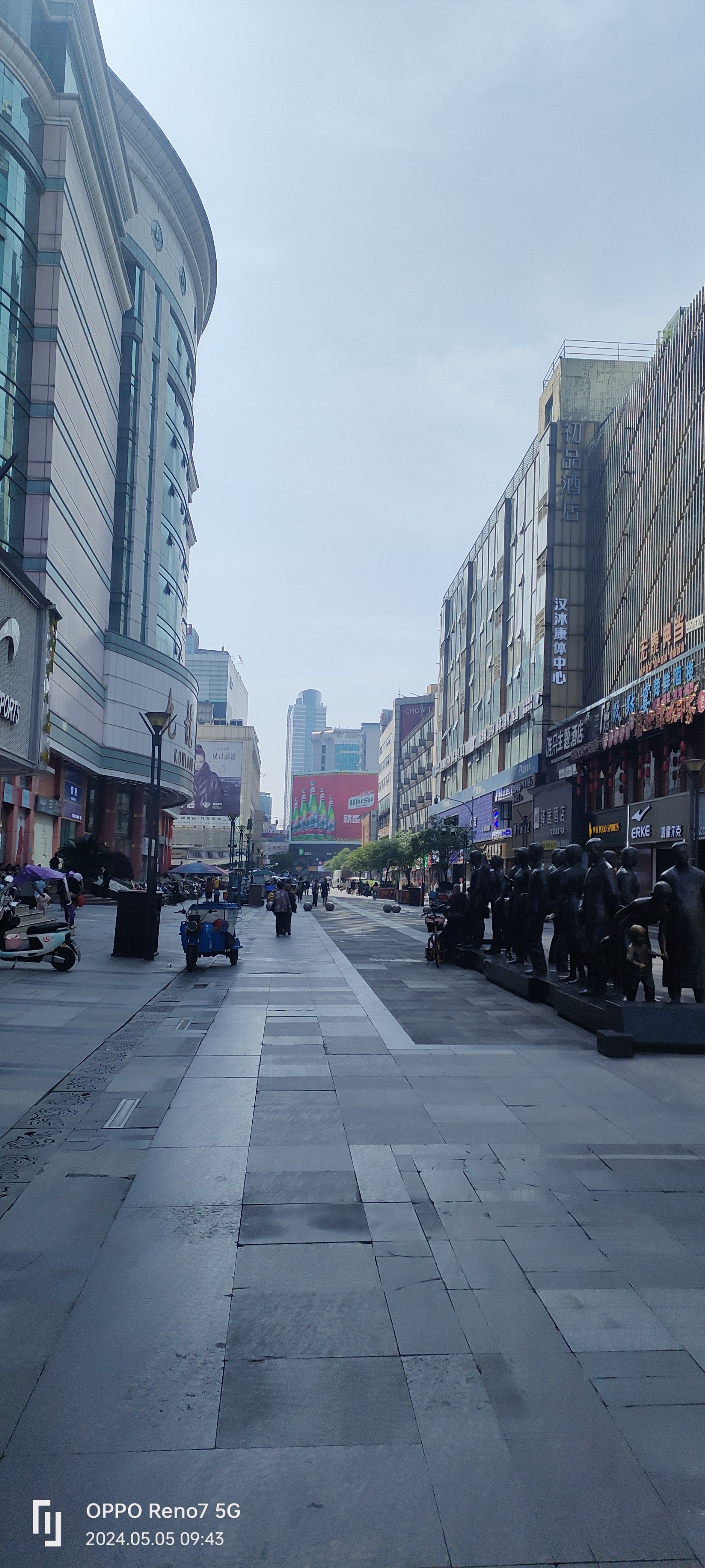 热闹的街景 真实图片