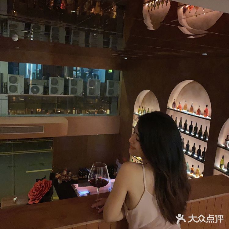 不是，这么漂亮的玫瑰花海餐厅到底谁在吃饭❗️ 