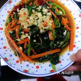 放碗中，加芝麻，热油倒入。倒入三勺陈醋，两勺味极鲜