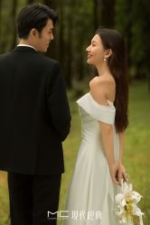 -现代经典婚纱摄影
