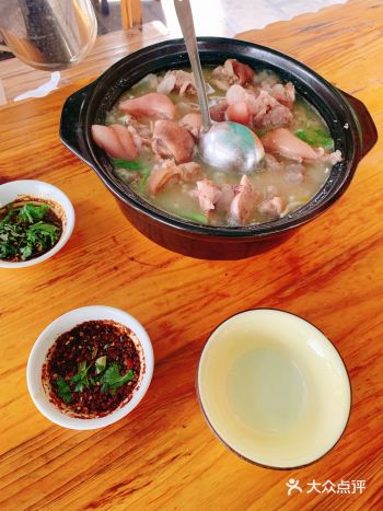 来丽江旅游必吃的纳西美食杂锅菜