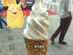 -蜜雪冰城(万达广场外B号门门口外集装箱店)