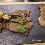 简直是肉食控的天堂!烤肉过程中，大家互相帮助