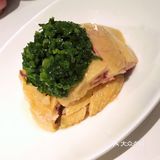 有人带位，就是座位间距小 提供前菜
