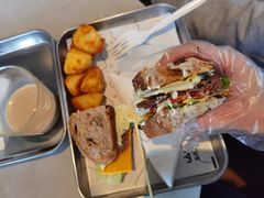 牛肉芝士三明治（*配薯條）-SAANCI山池咖啡(海上世界文化艺术中心店)