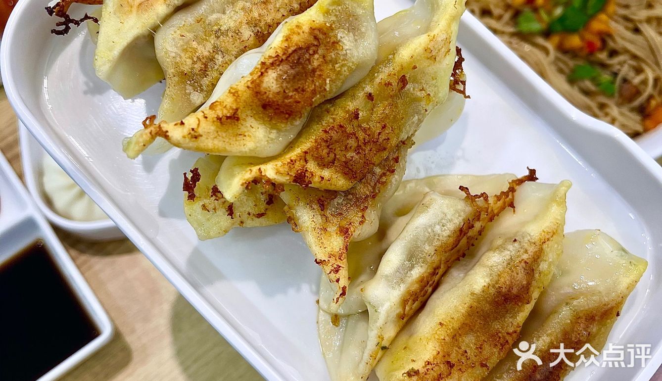 杭州美食｜蛮不讲理的香脆！一口爆汁的鲜肉锅贴