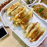 杭州美食｜蛮不讲理的香脆！一口爆汁的鲜肉锅贴