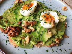 牛油果煮蛋吐司-RAC BAR(安福路店)