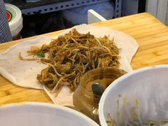 倒在铺好的馍上-安徽阜阳卷馍(西单店)