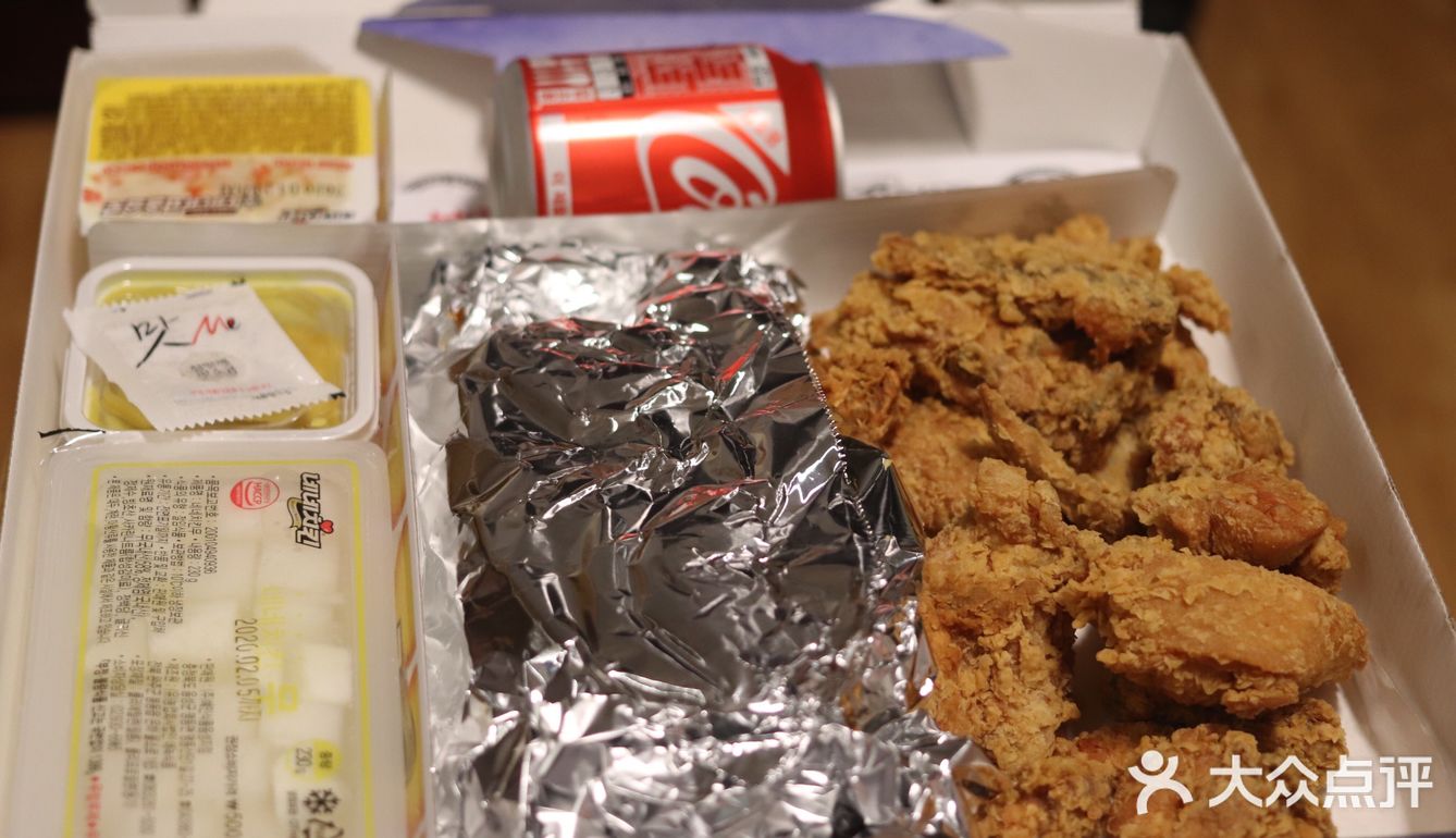 酒店前台帮忙定的炸鸡外卖 感觉韩国的炸鸡不用仔细挑牌