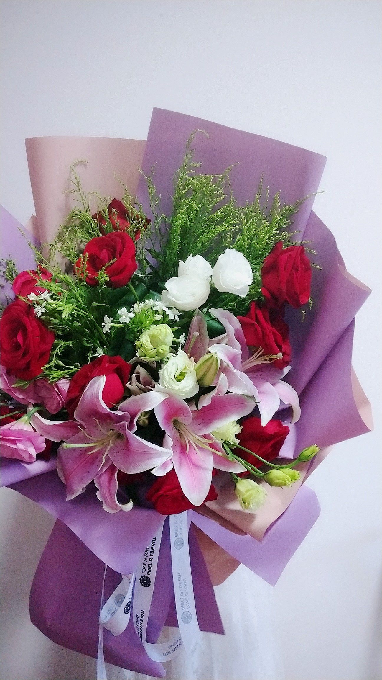 手捧鲜花,心托终身