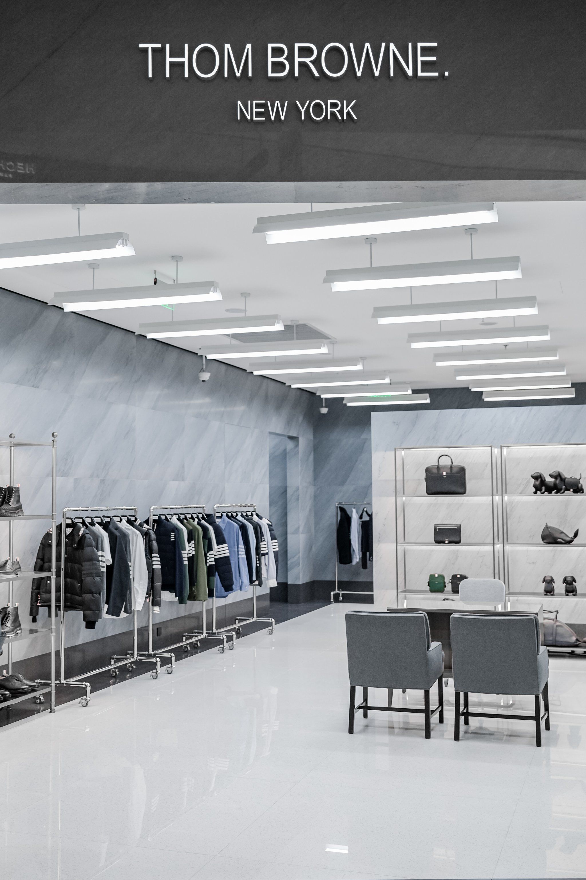 美国时装设计师品牌thom browne
沈阳万象城店终于开业啦
店内超