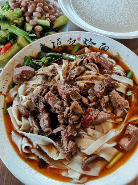 项记烩面-"汤很油,花椒味的,没问我是不是要辣椒但端.