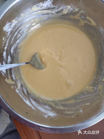 翻拌均匀，调好后到进电饭煲锅里，震几下，排气