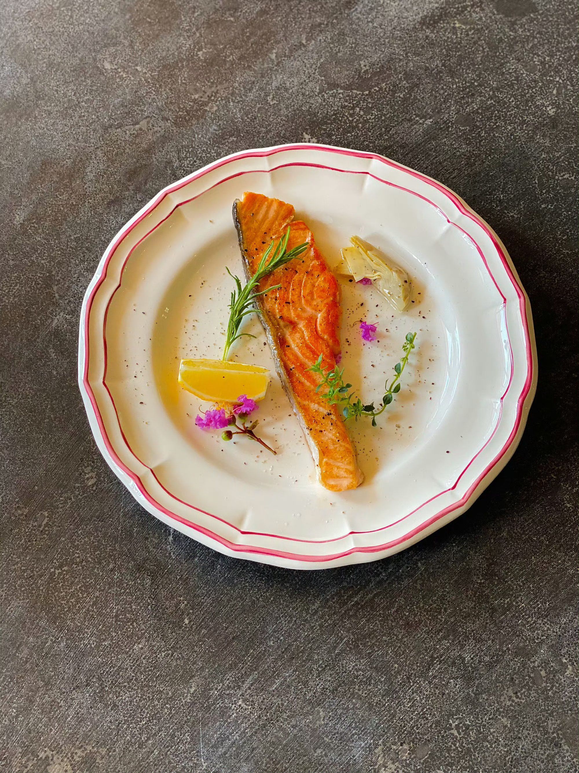 香煎三文鱼 地中海烤茄子沙拉 牛油果乡村面包