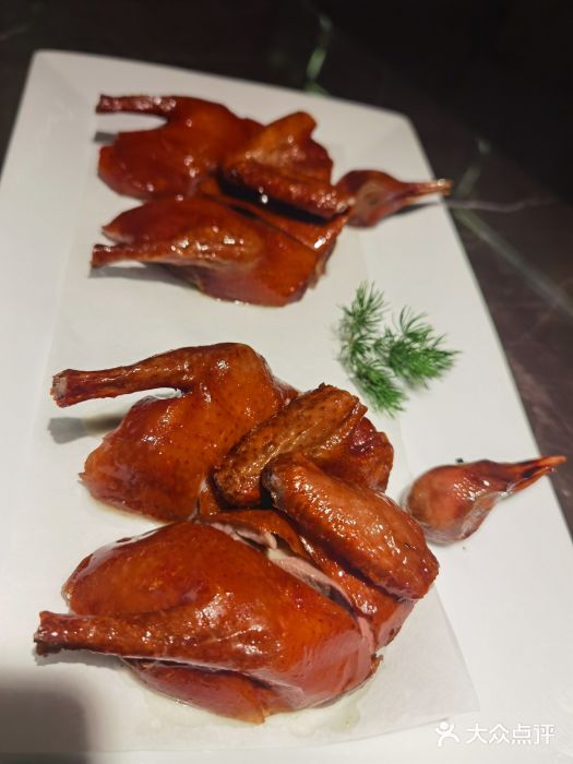 新荣记(BFC外滩金融中心店)脆皮乳鸽图片