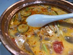 冬阴功汤煮肥牛-周三的情书花园餐厅(江北店)