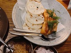 烟熏三文鱼配烤饺子皮和芥末籽酱-BOR Eatery(安福路店)