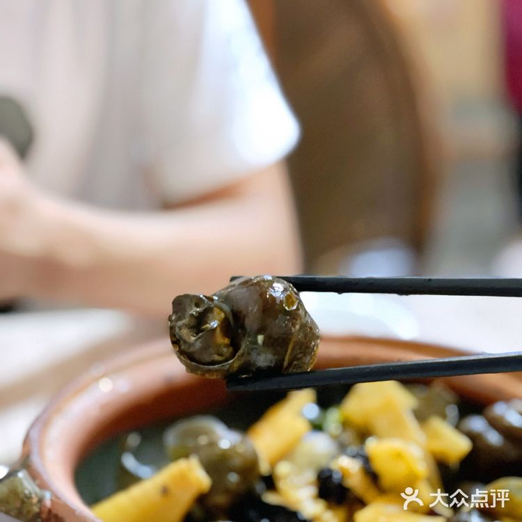 韶关美食|藏在桥底的超30年老字号！鸭五件+酸笋田螺煲绝了！