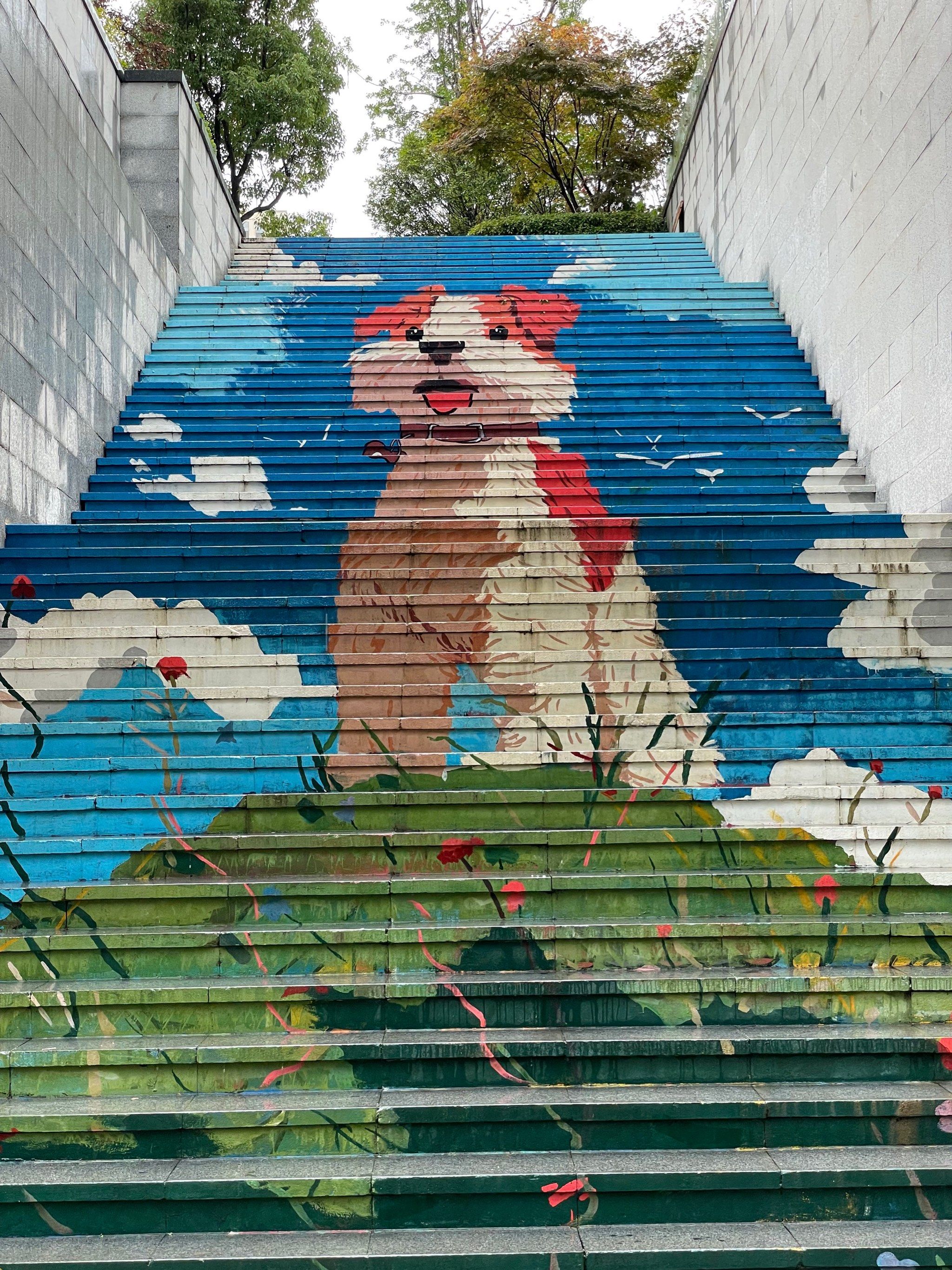 彩绘阶梯上的休息时光