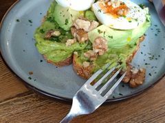 牛油果煮蛋吐司-RAC BAR(安福路店)