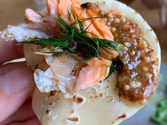 烟熏三文鱼配烤饺子皮和芥末籽酱-BOR Eatery(安福路店)