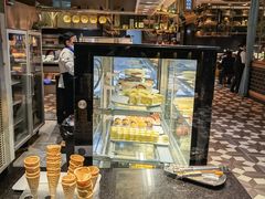 面包甜点陈列柜-钱小奴海鲜自助黑金店(杭州滨江龙湖店)