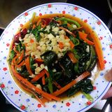 放碗中，加芝麻，热油倒入。倒入三勺陈醋，两勺味极鲜