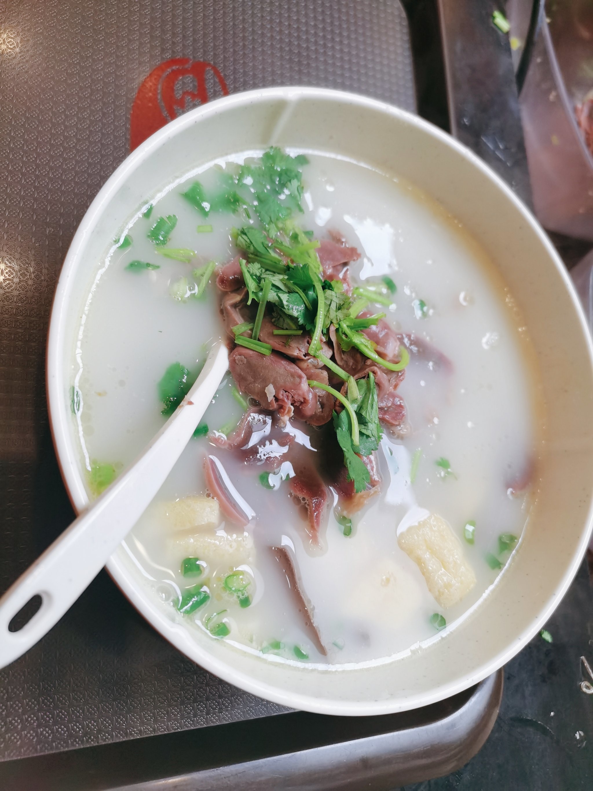 晚上,冒着小雨专程来到"鸭得堡老鸭粉丝汤