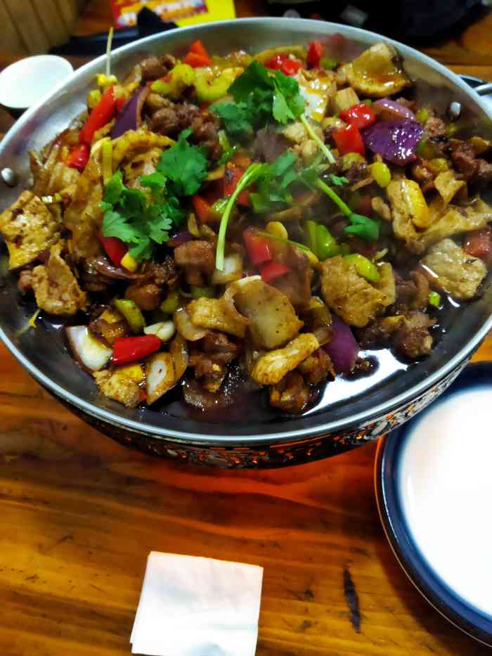 盐都干锅(青城山店)-"回学校必吃的一家干锅.这家是学校门口开.