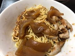 -松树干拌面店