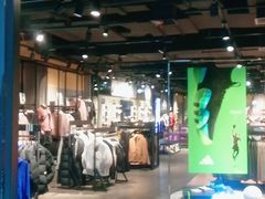 -阿迪达斯(百联徐汇商业广场运动旗舰店)