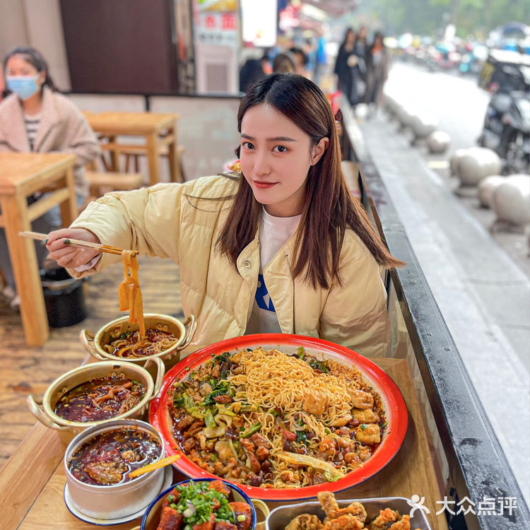 人均30‼️重庆盘盘麻辣烫天花板🔥冒鸭肠无敌