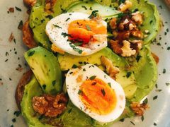 牛油果煮蛋吐司-RAC BAR(安福路店)