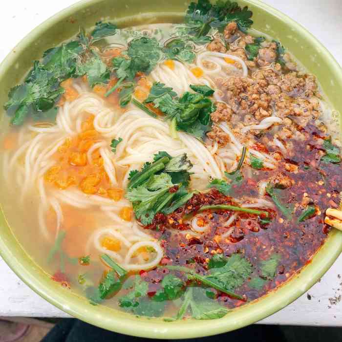 建国刘记米线-"[拥抱]听说老街要整改,整改之前抓紧来拔.