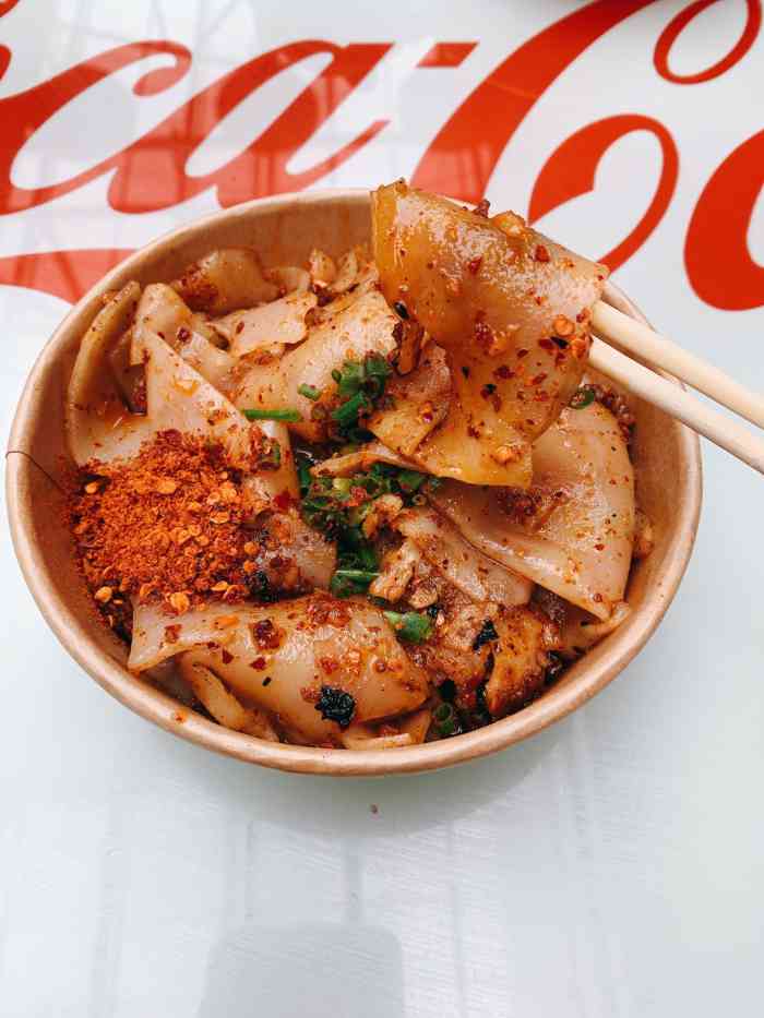 快哈特制烤米皮(鸿通城店)-"[薄荷]环境: 二七美食街里排队最多的地.